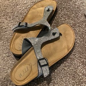 Comfy sandals with rhinestones